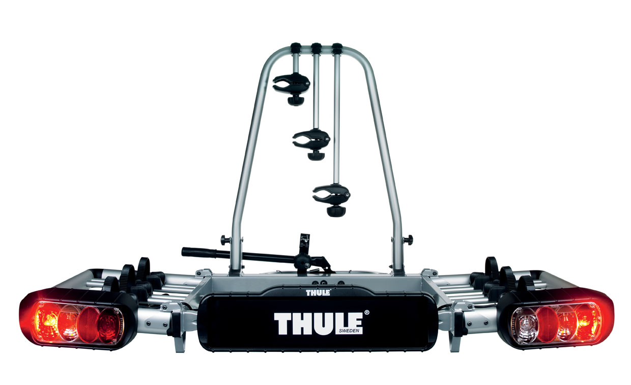 Thule EuroClassic Pro 903 je uzamykatelný nosič až 4 kol na tažné zařízení. Toto je nosič kol pro ty, kteří požadují největší přepravní kapacitu. Thule EuroClassic Pro 903 vám umožní přepravit tři Jízdní kola a čtvrté pomocí adaptéru 9022 (v ceně). Připojení EuroClassic ProNejstabilnější nosič na trhu se snadným připojením. Je vybaven sklopným mechanismem. Sklopný pro uskladněníNová sklopná funkce u nosičů EuroClassic Pro usnadňuje manipulaci a skladování. Držák rámu umožňuje maximální sevření a zároveň chrání rámy kol. Standardně u Thule EuroClassic Pro, BikeOn, BackPac a ClipOn High. Technická data Thule EuroClassic Pro 903 Max. počet jízdních kol 3 (4 s adaptérem) Kapacita nákladu (kg) 60 Hmotnost (kg) 19 Rozpětí uchycení rámu (mm) 22-77 Rozpětí uchycení pneumatik Všechny Montáž kola k nastavitelným držáku. Rychlé uvolnění. Součastí je 3. brzdové světlo, redukce na auta OFF-ROAD, nastavec na 4. kolo a redukce na auto-zásuvku.